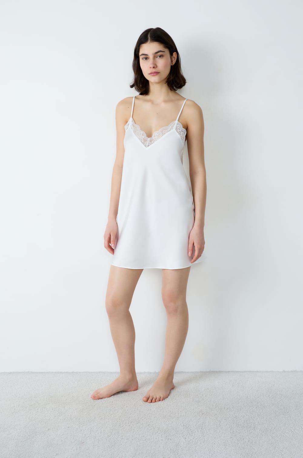 Nuisette courte satinée détails dentelle;${refinementColor}