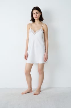 Nuisette courte satinée détails dentelle;${refinementColor}