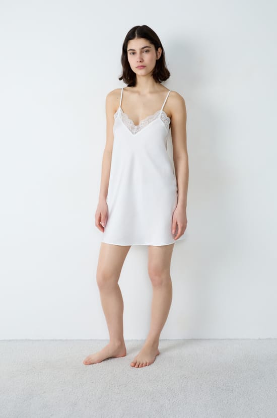 Nuisette courte satinée détails dentelle;${refinementColor}