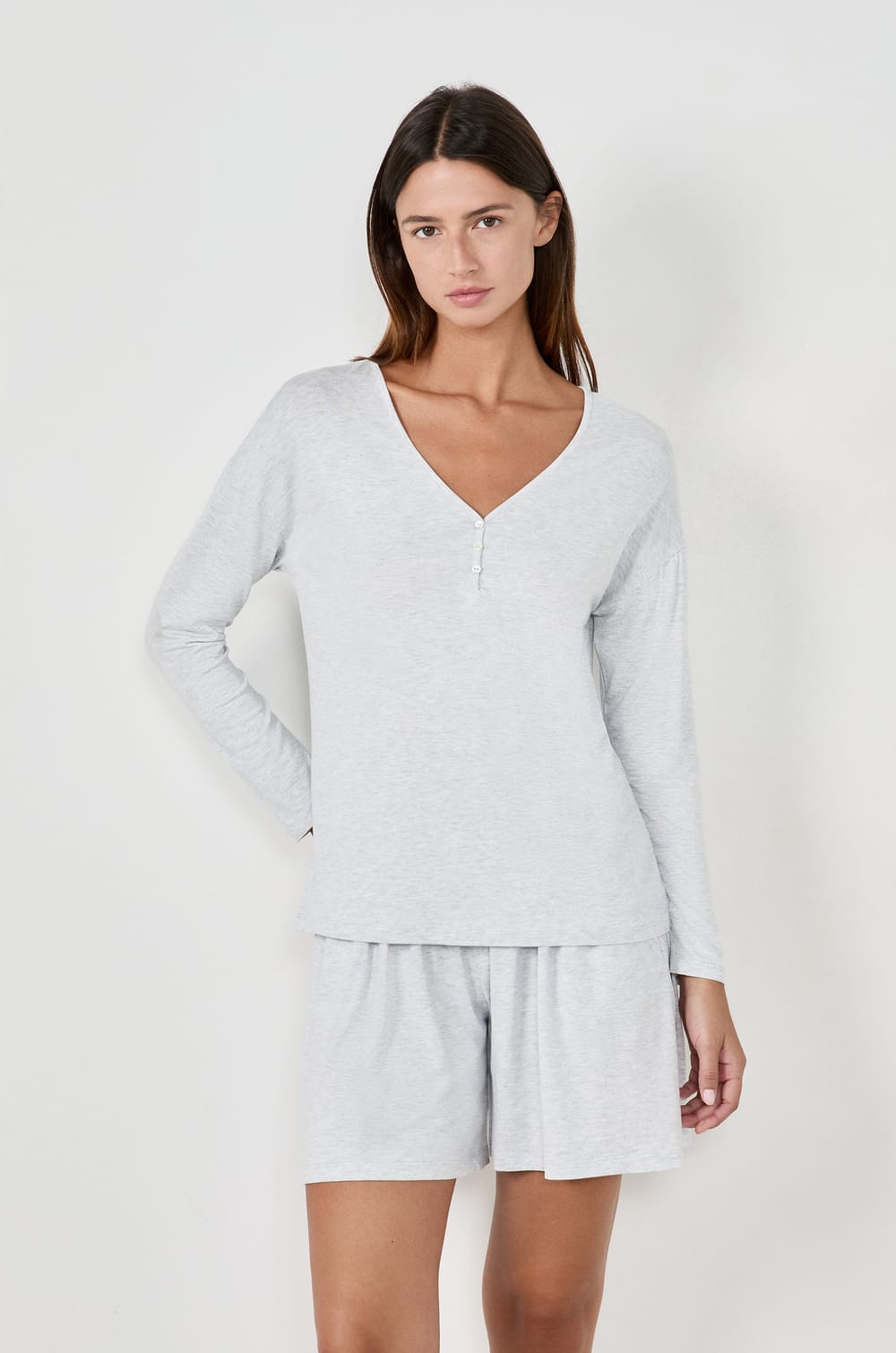 Camiseta cuello en V manga larga;${refinementColor}