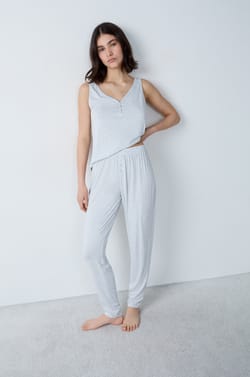 Pantalón ultra comodo;${refinementColor}