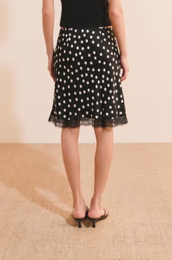 Jupe courte satin&eacute;e &agrave; pois d&eacute;tails dentelle;${refinementColor}