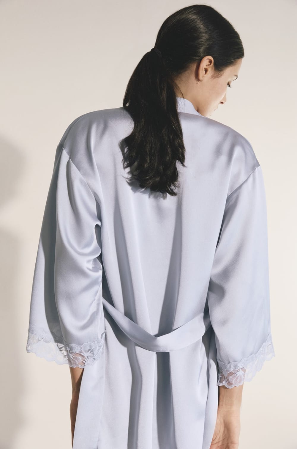 D&eacute;shabill&eacute; de pyjama satin&eacute; avec d&eacute;tail en dentelle;${refinementColor}