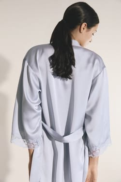 D&eacute;shabill&eacute; de pyjama satin&eacute; avec d&eacute;tail en dentelle;${refinementColor}