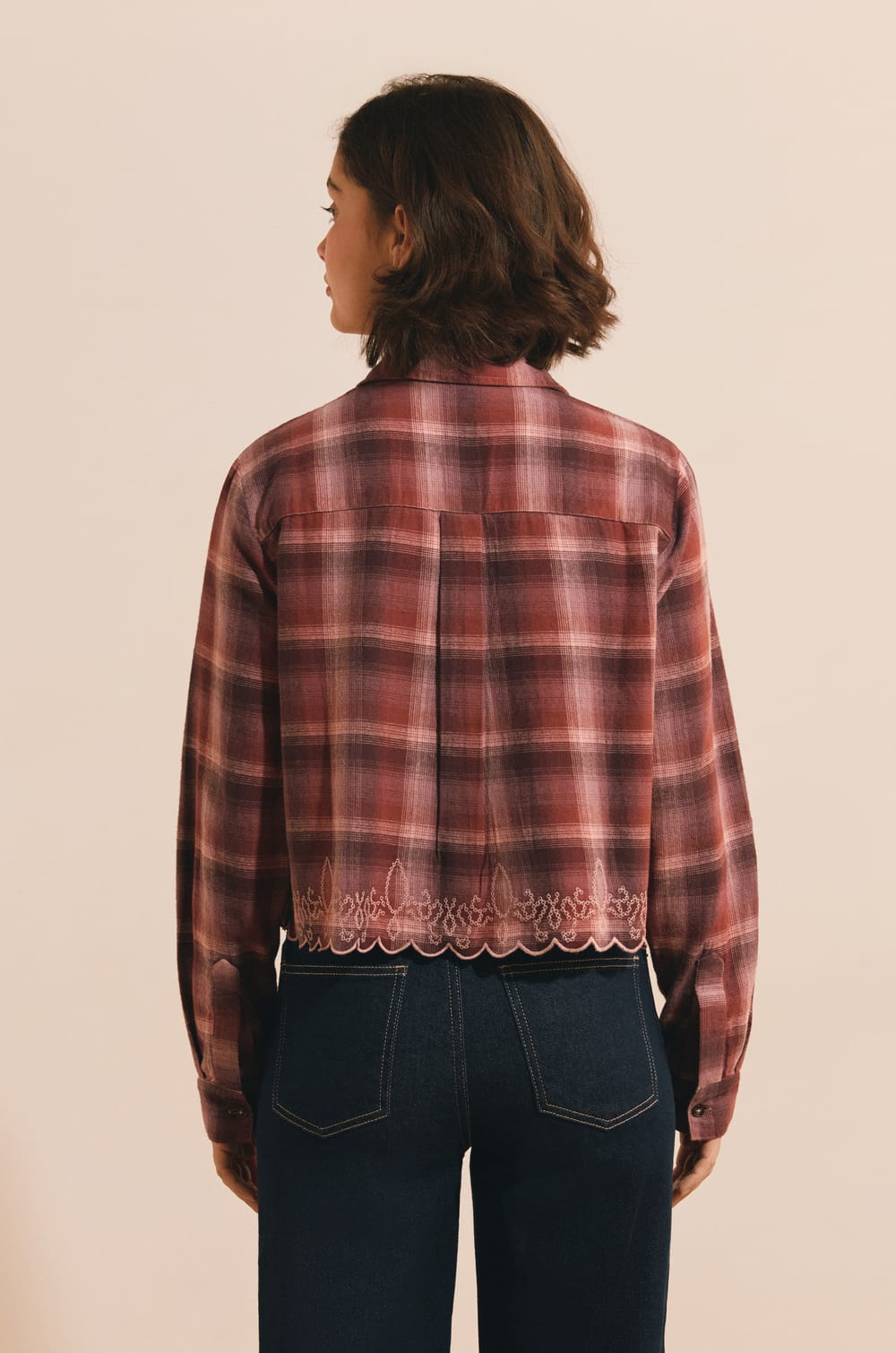 Chemise courte &agrave; carreaux avec broderies;${refinementColor}