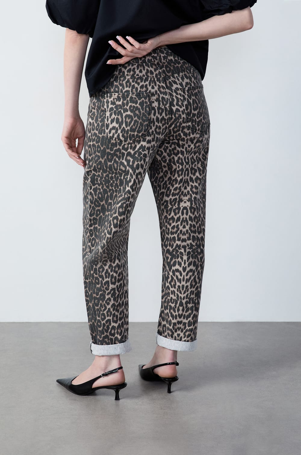 Jean coupe boyfriend à imprimé léopard;${refinementColor}