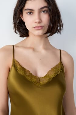 Kurzes Seidennachthemd mit Spitzendetails;${refinementColor}