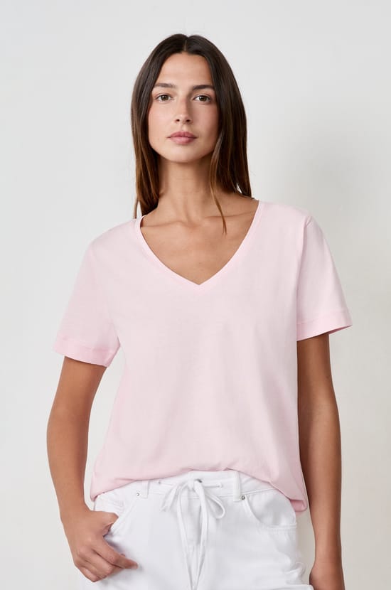 T-shirt col V manches courtes en coton;${refinementColor}