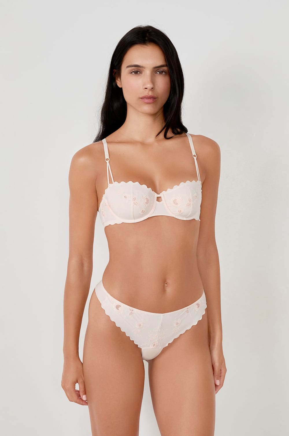 Tanga avec broderie;${refinementColor}