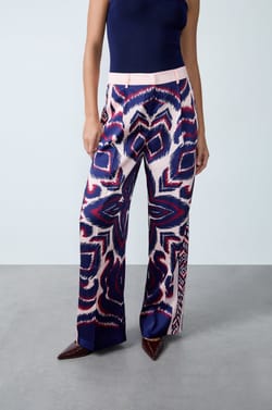 Pantalon fluide imprim&eacute;;${refinementColor}