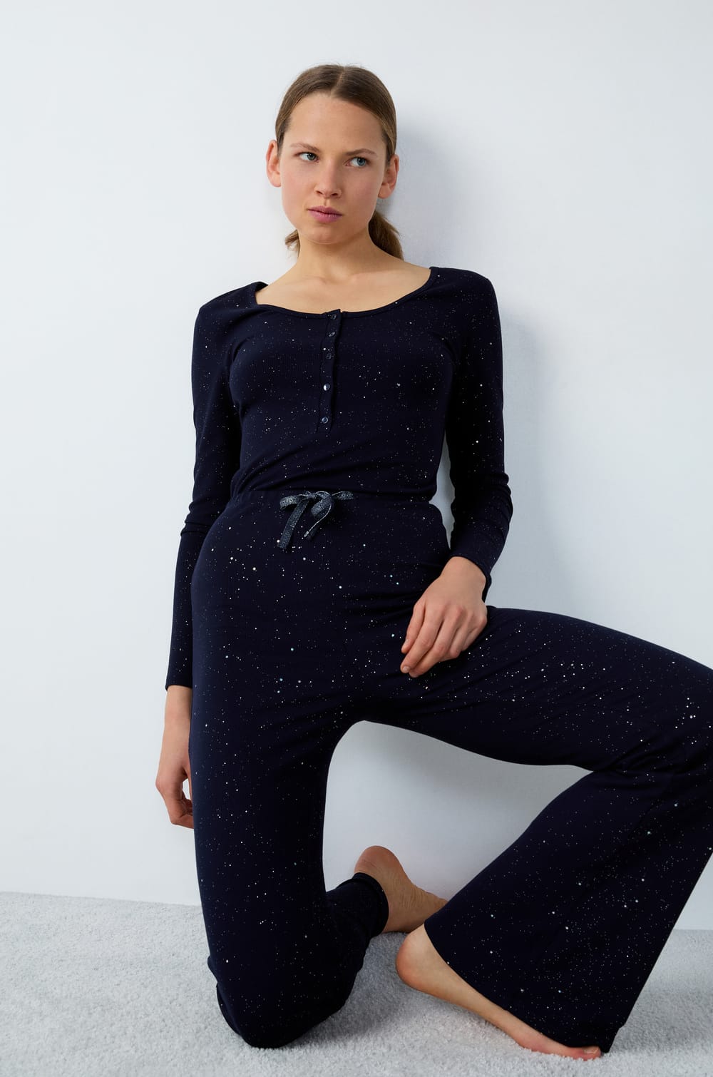 Ausgestellte Pyjama-Hose aus Rippstrick mit Pailletten;${refinementColor}