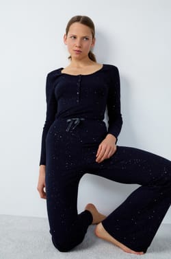 Ausgestellte Pyjama-Hose aus Rippstrick mit Pailletten;${refinementColor}