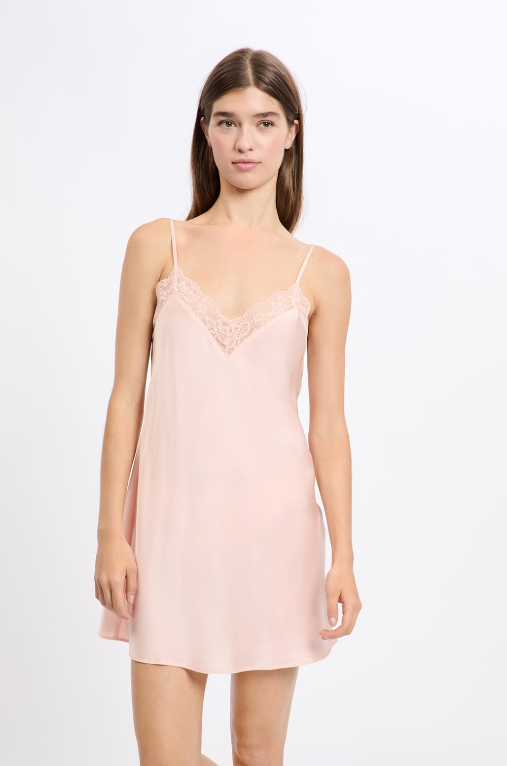 Nuisette satinée avec détails dentelle;${refinementColor}