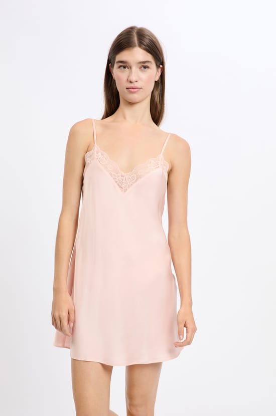 Nuisette satinée avec détails dentelle;${refinementColor}