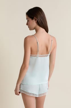 Caraco satin&eacute; avec d&eacute;tails brod&eacute;s;${refinementColor}