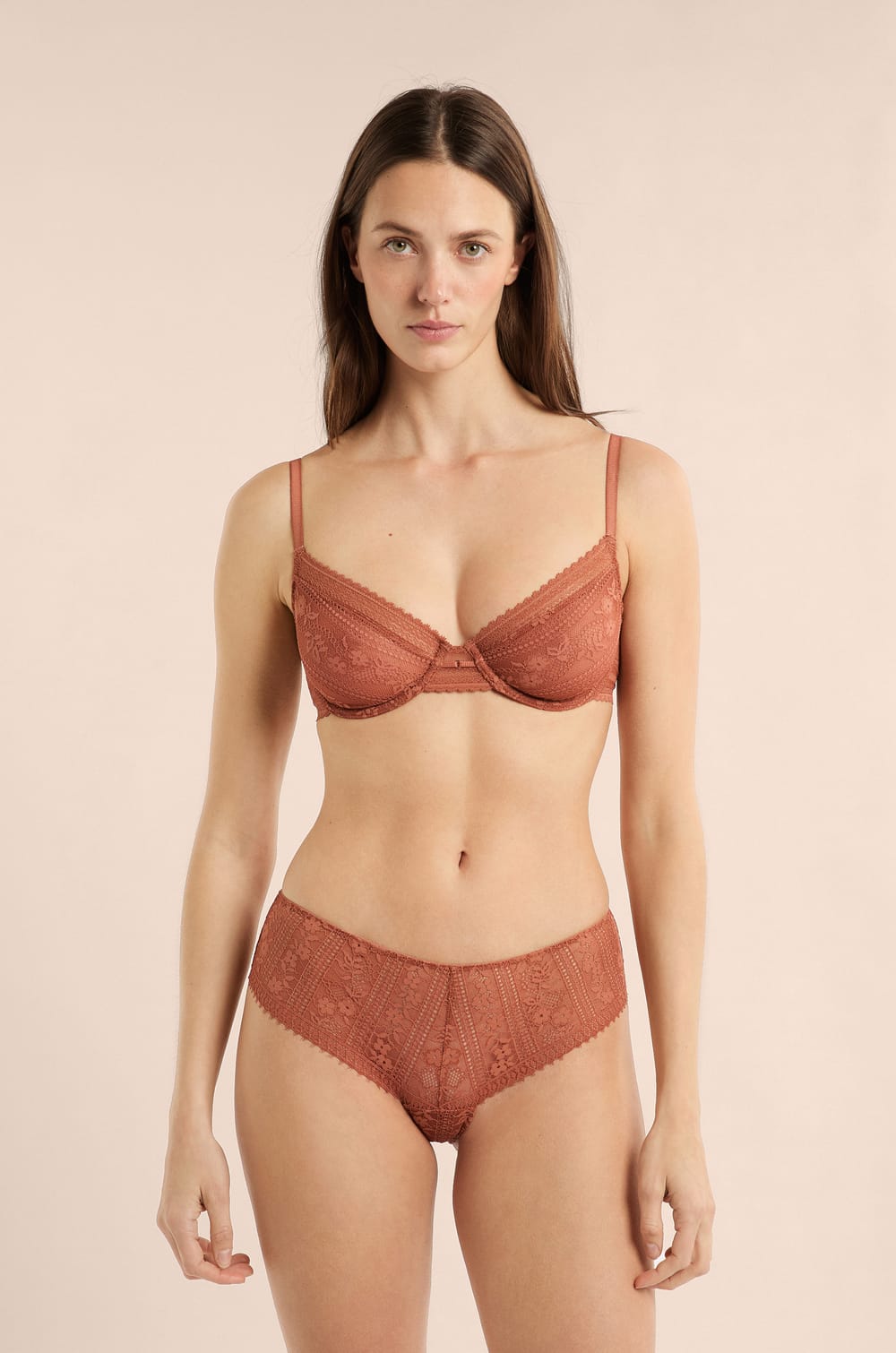 Klasick&aacute; podprsenka z krajky;${refinementColor}