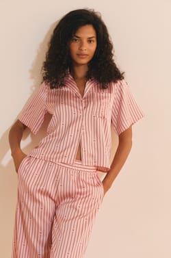 Chemise de pyjama &agrave; rayures satin&eacute;e;${refinementColor}
