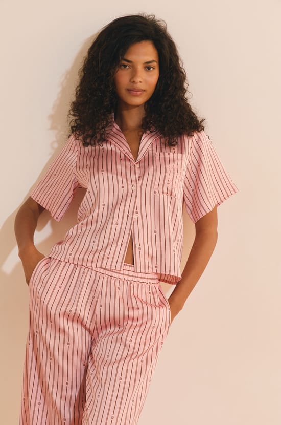 Chemise de pyjama &agrave; rayures satin&eacute;e;${refinementColor}