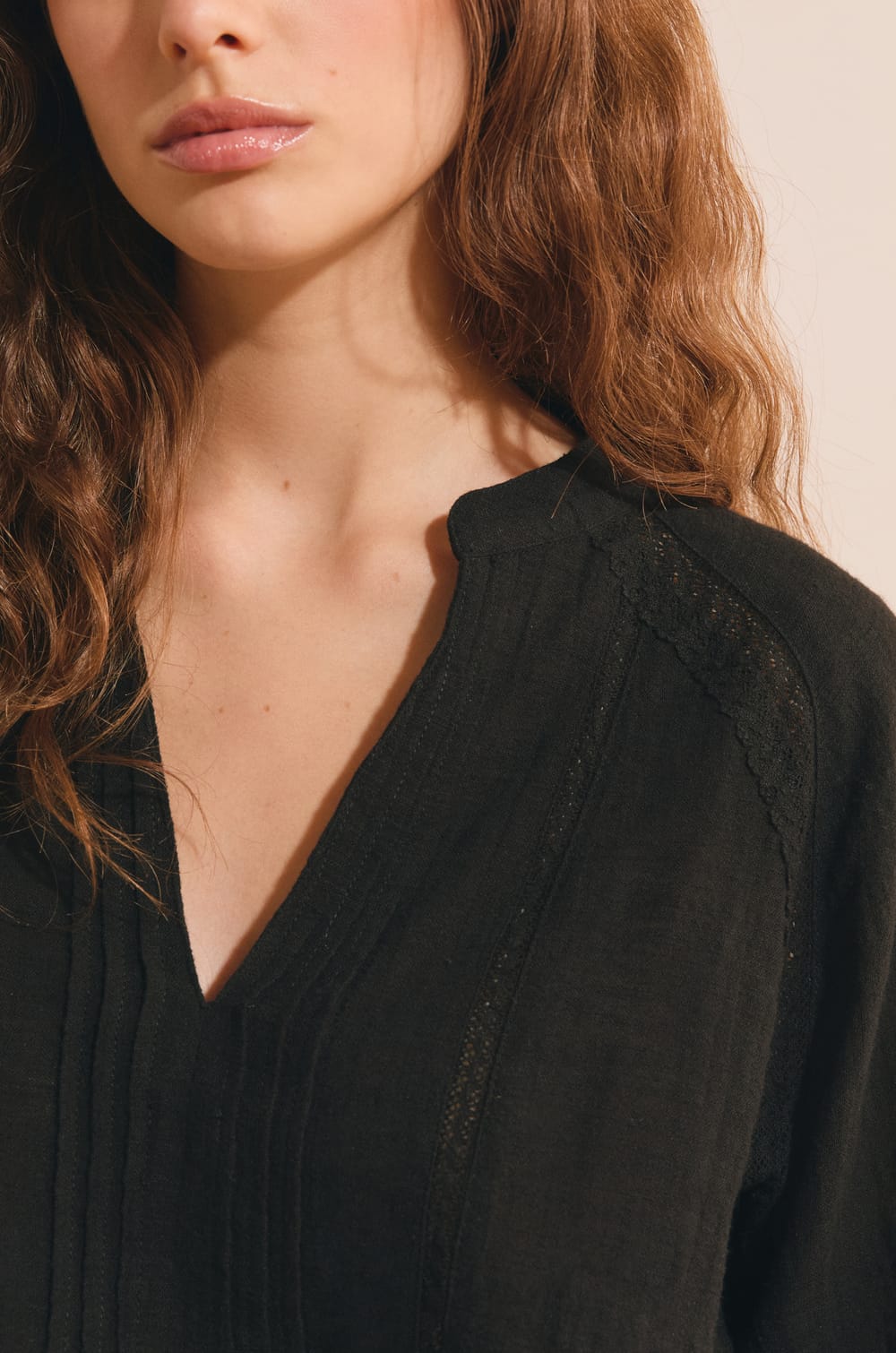 Blouse col V en coton;${refinementColor}