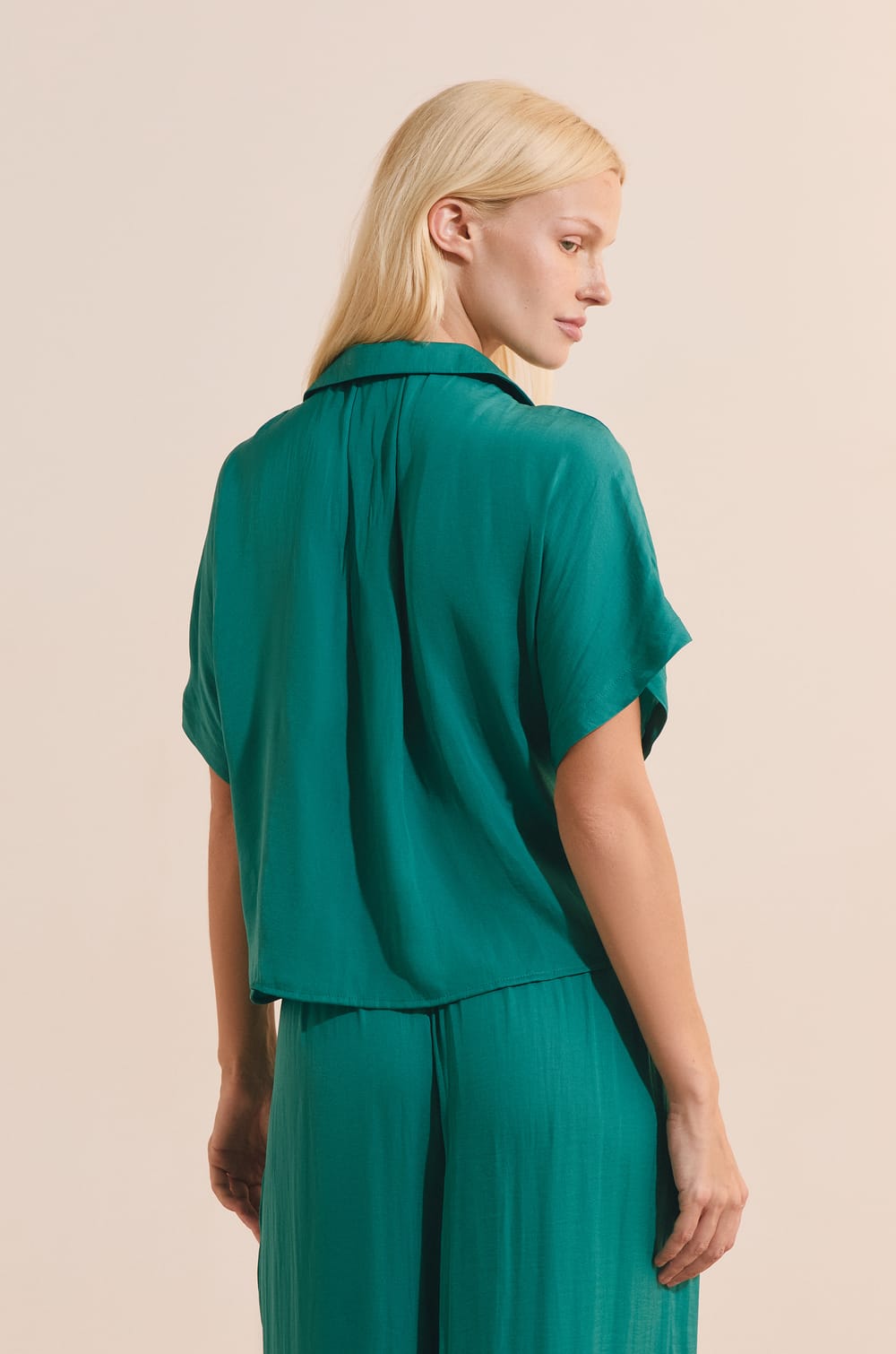 Chemise de pyjama manches courtes satin&eacute;e;${refinementColor}