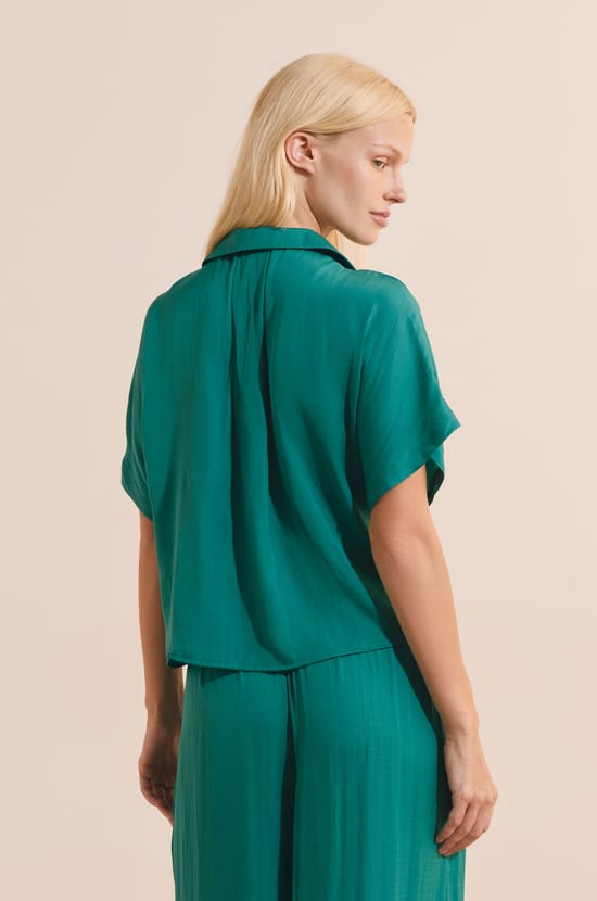 Chemise de pyjama manches courtes satin&eacute;e;${refinementColor}