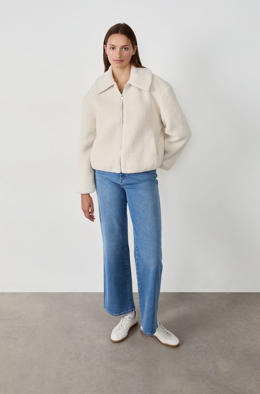 Blouson court en fausse fourrure;${refinementColor}