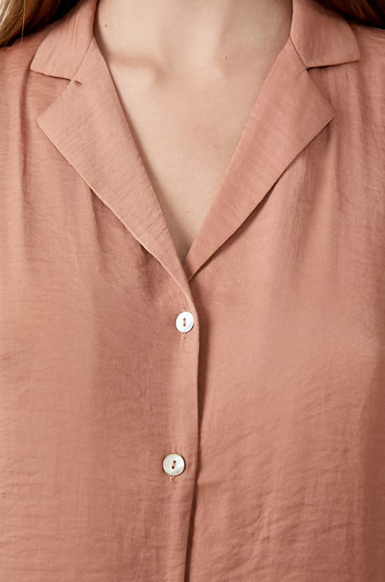 Chemise manches courtes satinée;${refinementColor}