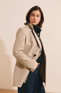 Manteau mi-long crois&eacute; avec laine;${refinementColor}