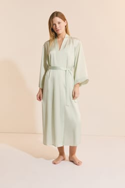 D&eacute;shabill&eacute; long satin&eacute;;${refinementColor}