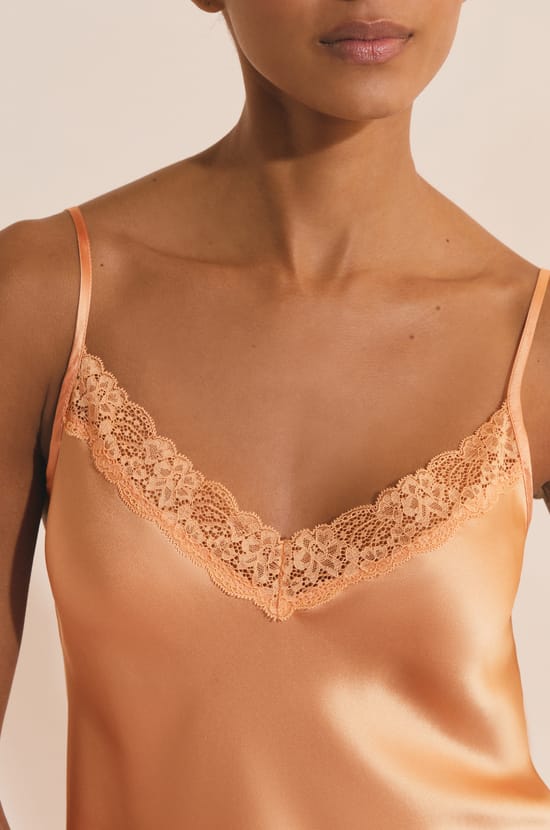 Caraco en soie d&eacute;tails dentelle;${refinementColor}