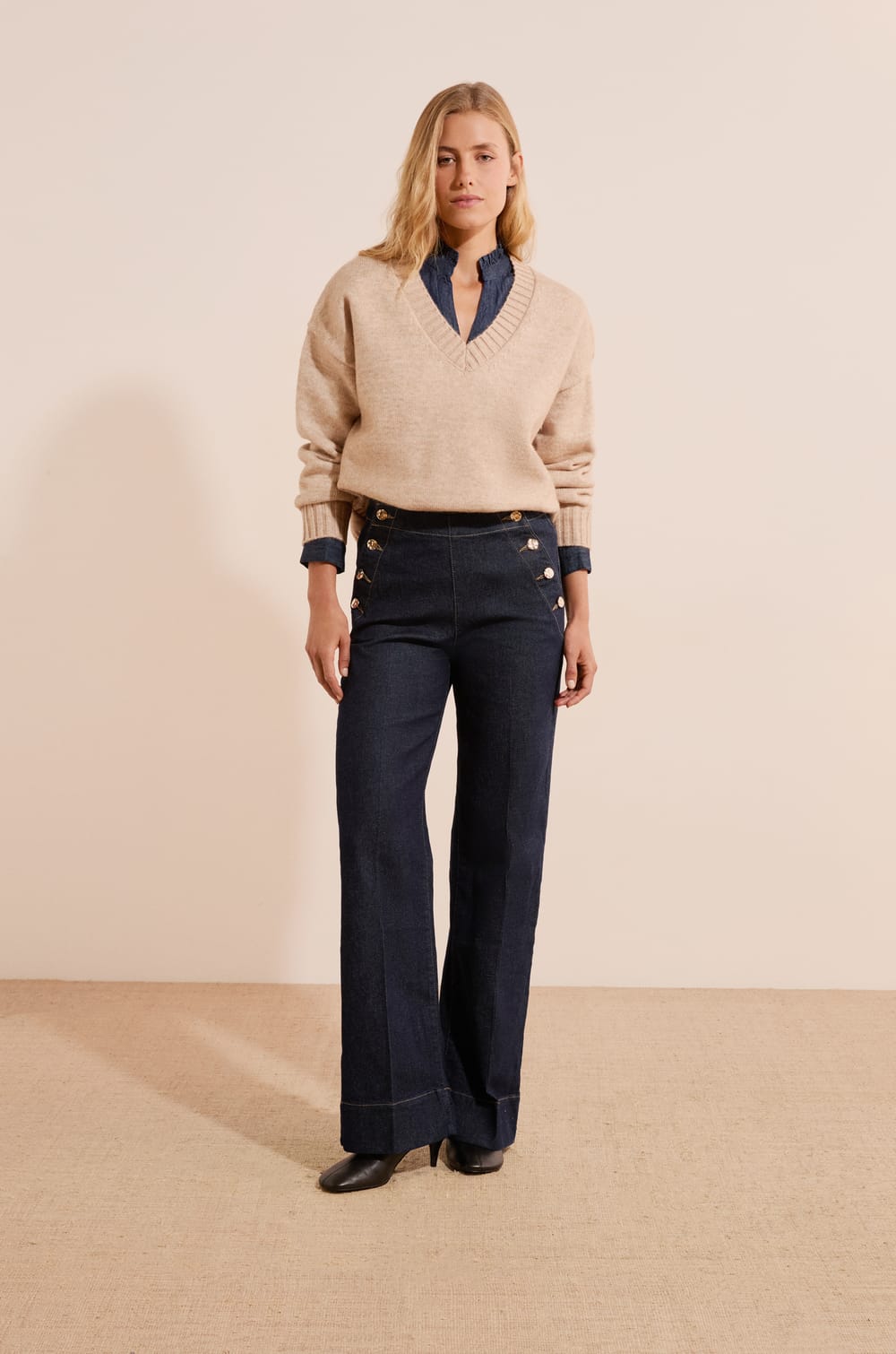 Jean large &agrave; boutons dor&eacute;s;${refinementColor}