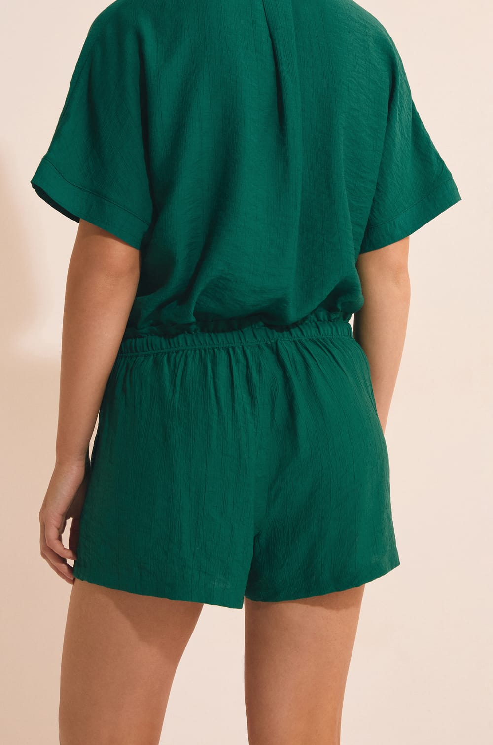 Pantal&oacute;n corto de pijama con cintura el&aacute;stica;${refinementColor}