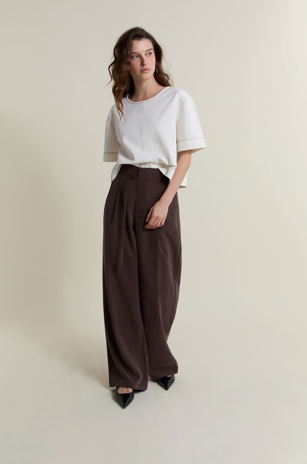 Pantalon large &agrave; pinces;${refinementColor}