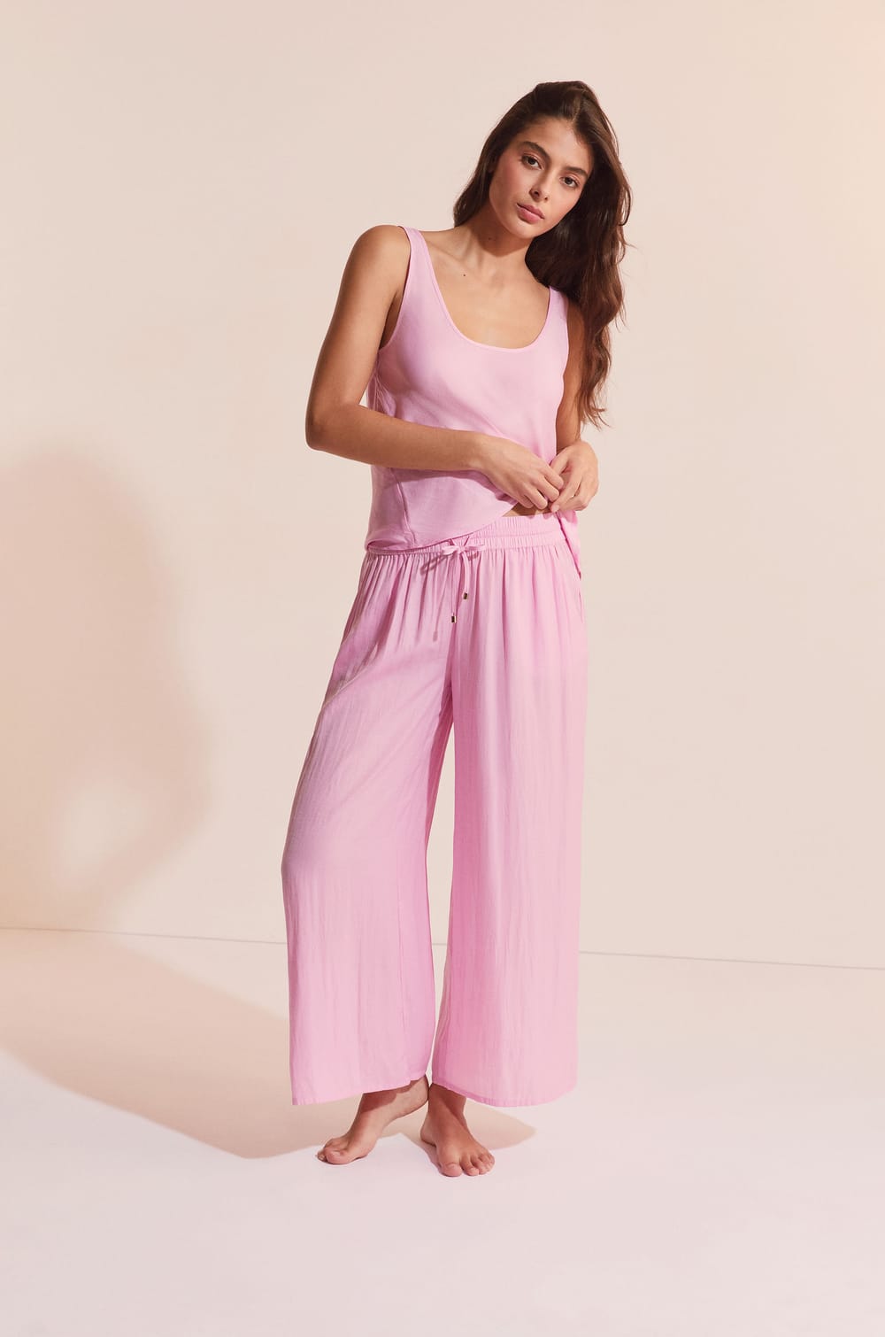 Pantalon de pyjama satin&eacute; coupe large;${refinementColor}