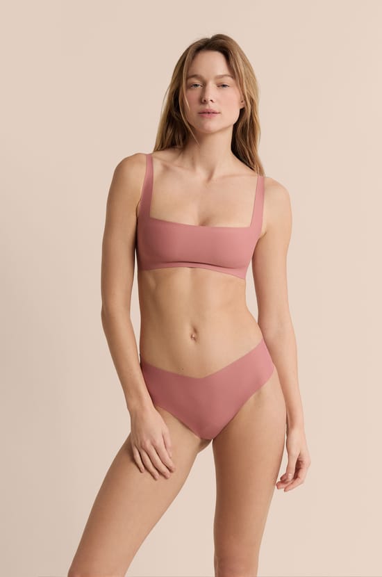 String high leg effet lissant en microfibre;${refinementColor}