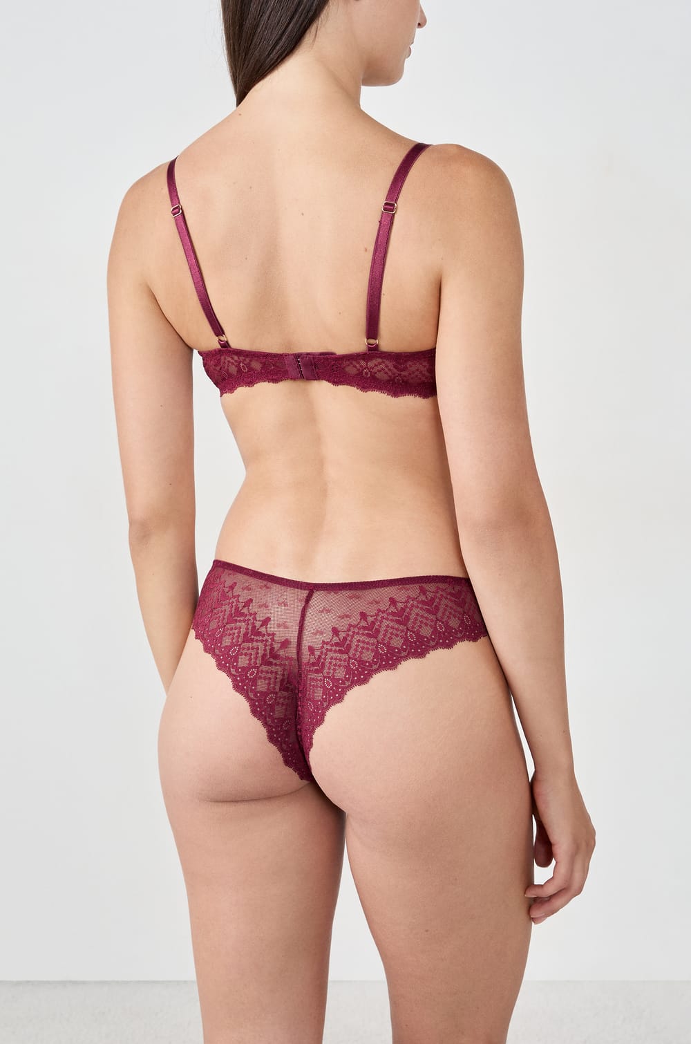 Tanga en dentelle;${refinementColor}