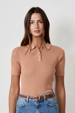 Playera acanalada de manga corta con cuello abotonado;${refinementColor}