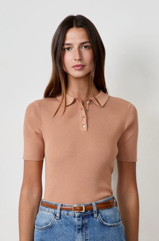 Ribbed short-sleeved T-shirt with buttoned collar;${refinementColor}