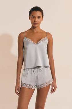 Caraco de pyjama satin&eacute; avec d&eacute;tail en dentelle;${refinementColor}