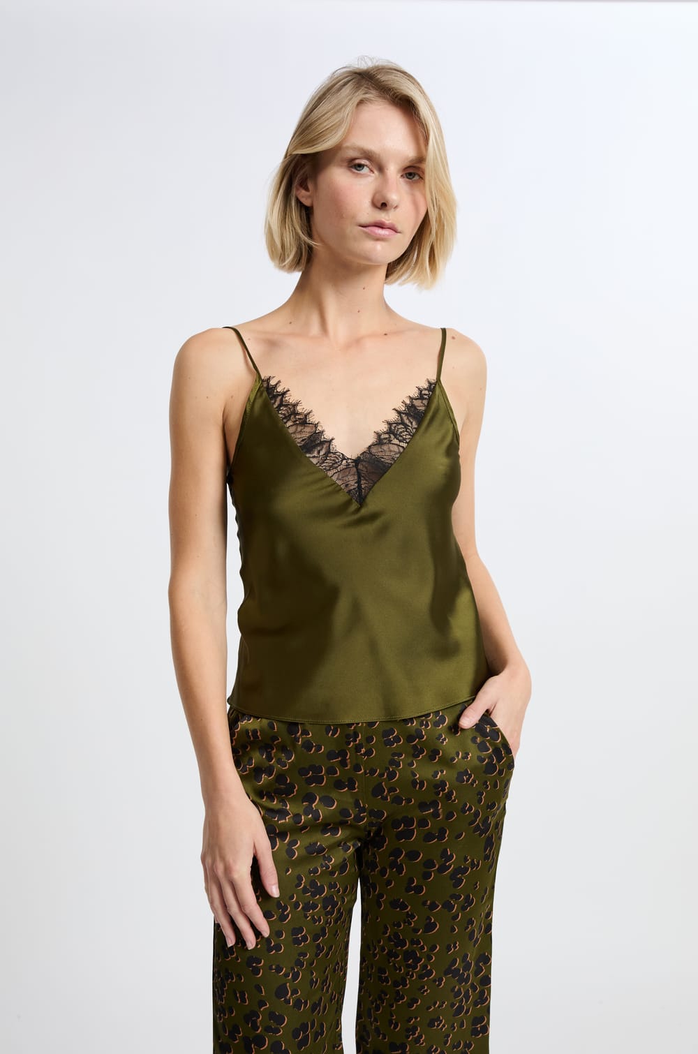 Caraco satiné avec dentelle;${refinementColor}
