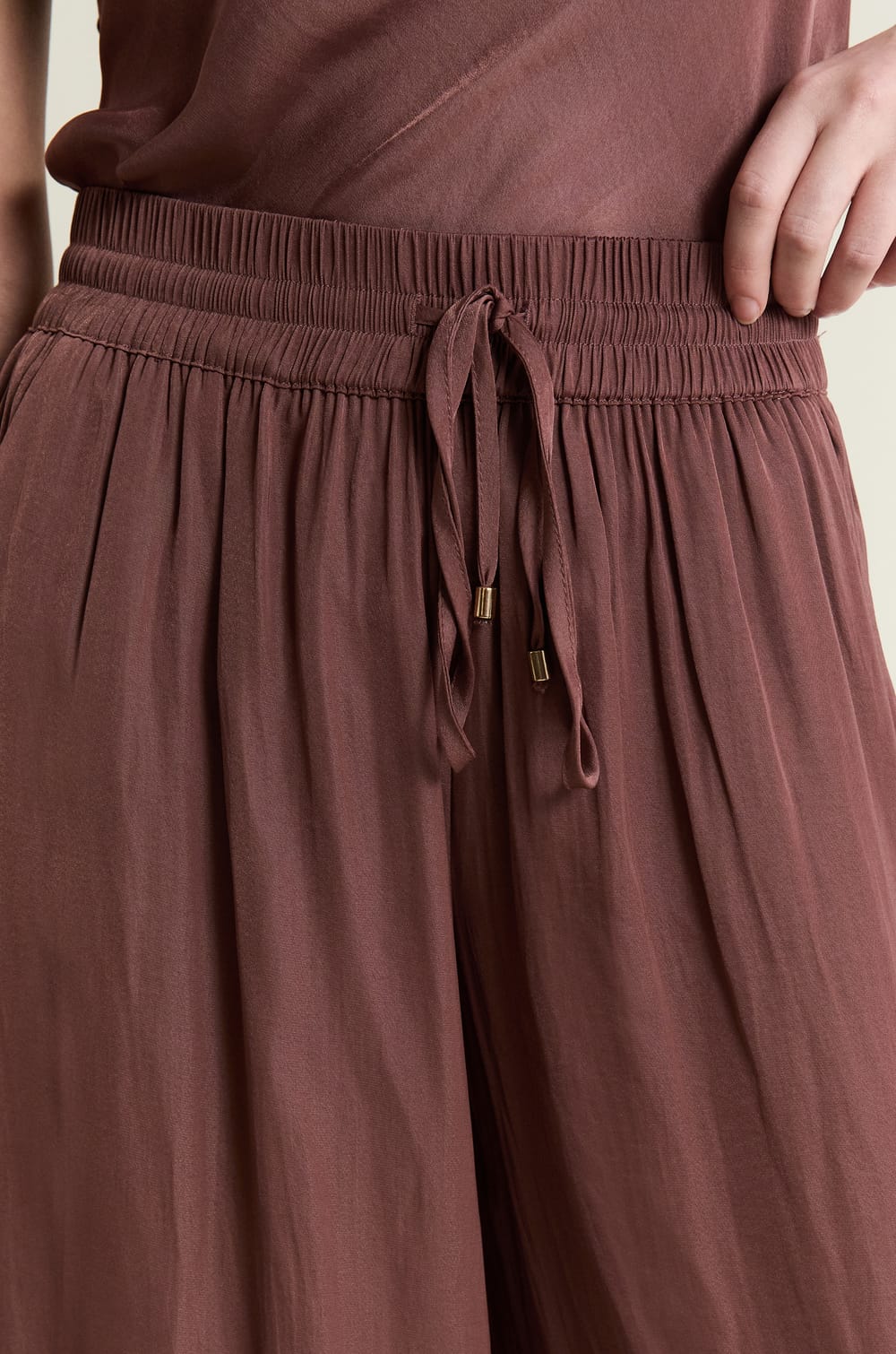 Pantal&oacute;n satinado de corte ancho;${refinementColor}