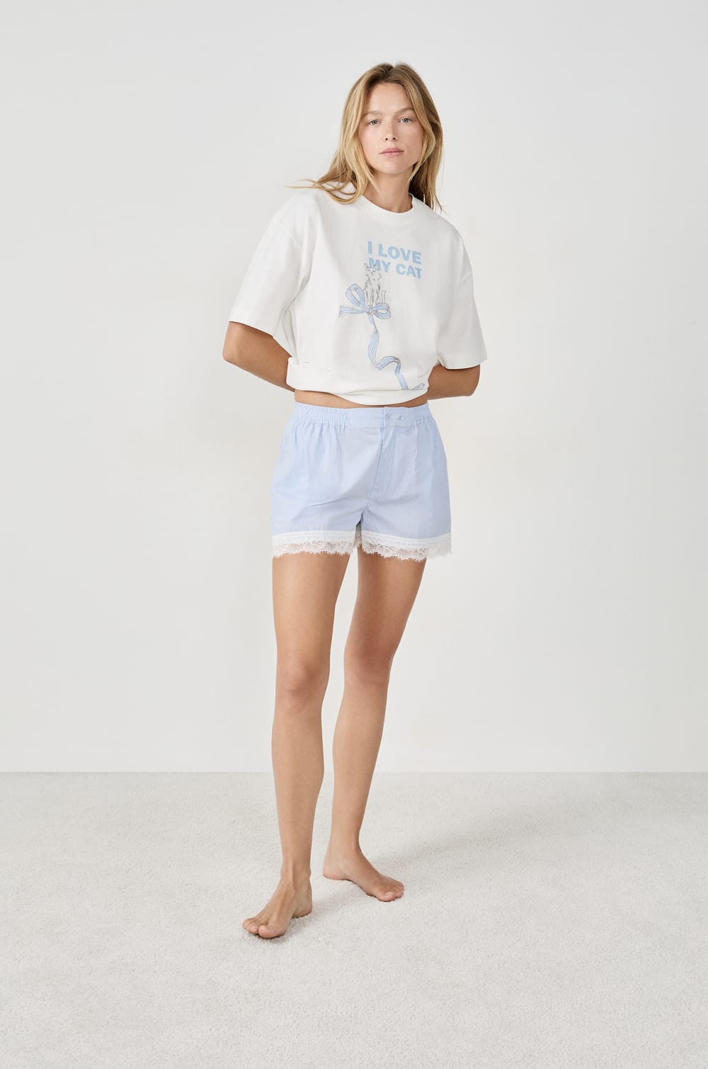Short de pyjama avec dentelle;${refinementColor}
