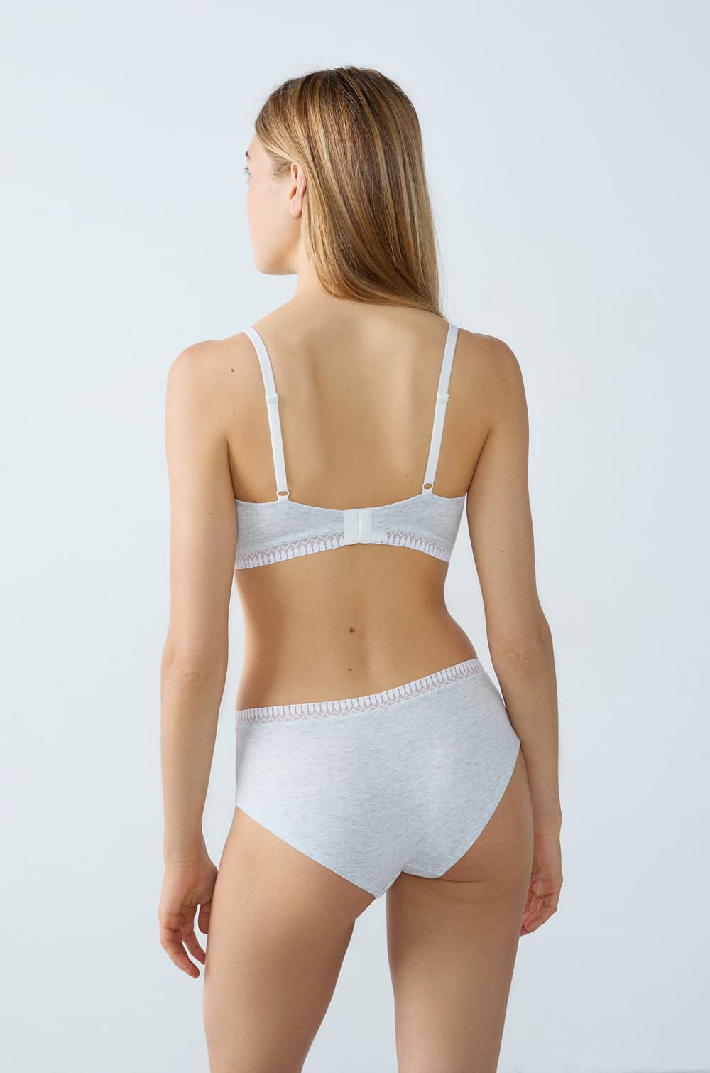 Sujetador sin aros con copas finas de algod&oacute;n org&aacute;nico;${refinementColor}