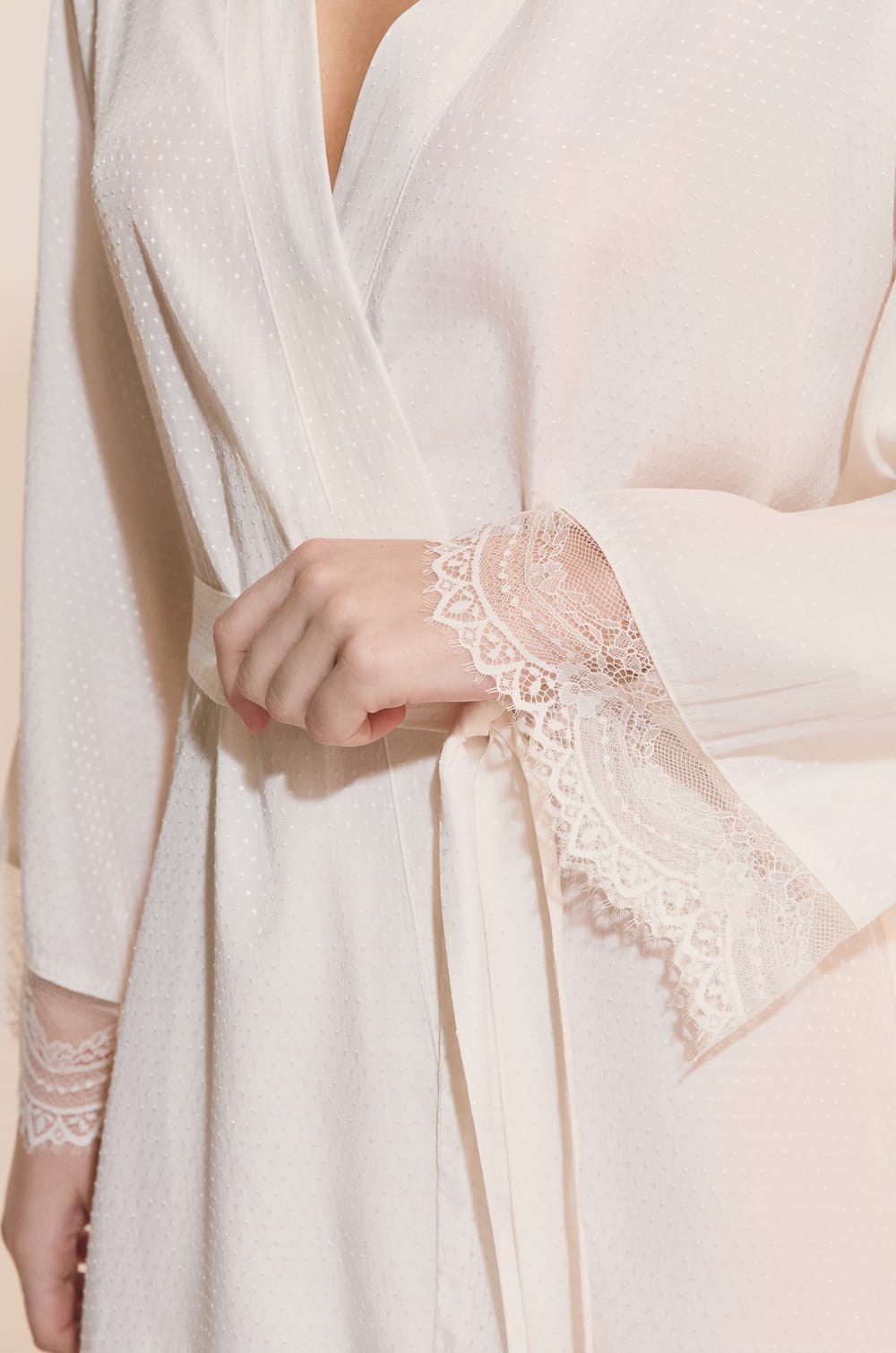 D&eacute;shabill&eacute; avec d&eacute;tails en dentelle;${refinementColor}