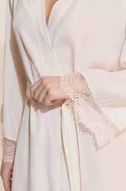 D&eacute;shabill&eacute; avec d&eacute;tails en dentelle;${refinementColor}