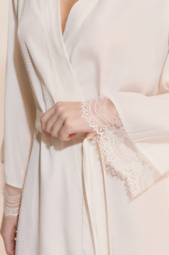 D&eacute;shabill&eacute; avec d&eacute;tails en dentelle;${refinementColor}