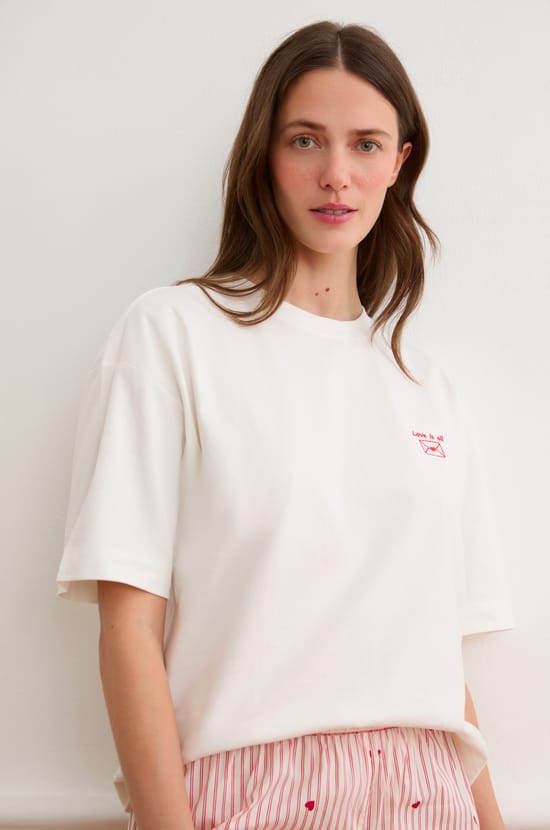 T-Shirt mit kurzen &Auml;rmeln und Aufschrift "Love is all";${refinementColor}