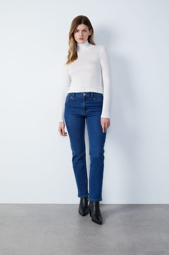 Straight Cut Jeans;${refinementColor}