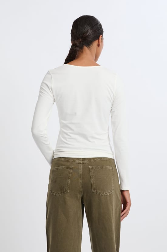 T-shirt manches longues col asymétrique en coton;${refinementColor}