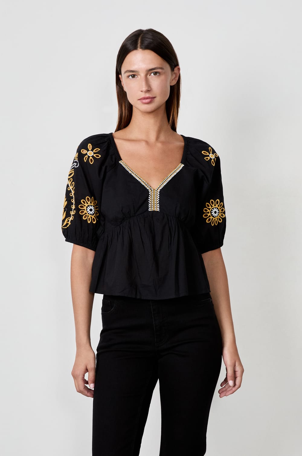 Blouse brodée dos nu;${refinementColor}